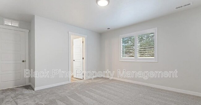 Building Photo - 3949 N Amberwood Ave