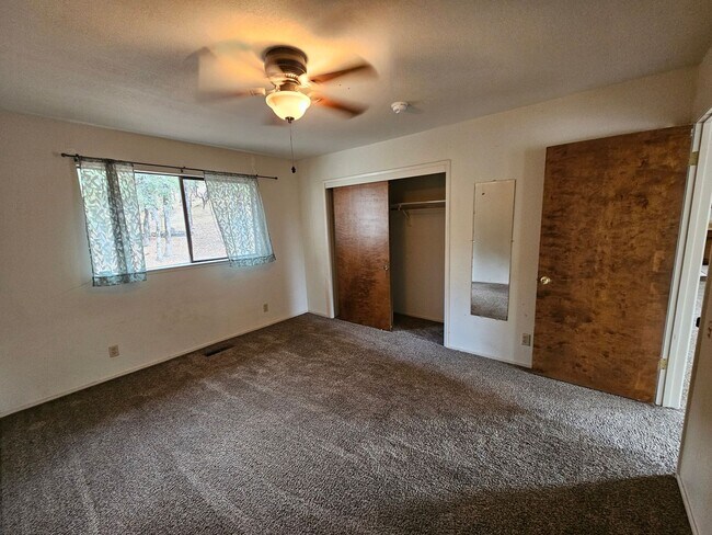 Building Photo - Cozy rental in Hidden Valley Lake