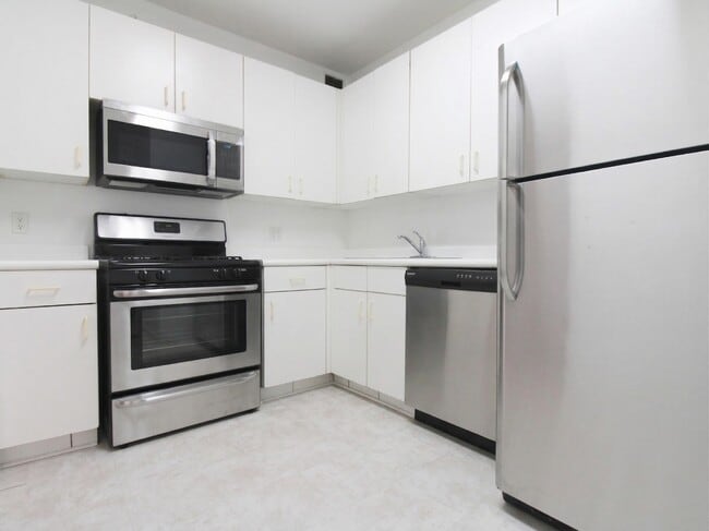 Building Photo - 45 River Dr S