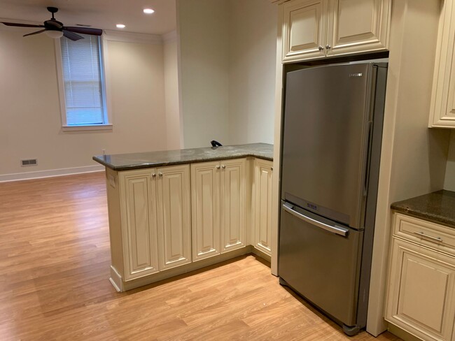 Building Photo - Beautiful 2 Bedroom
