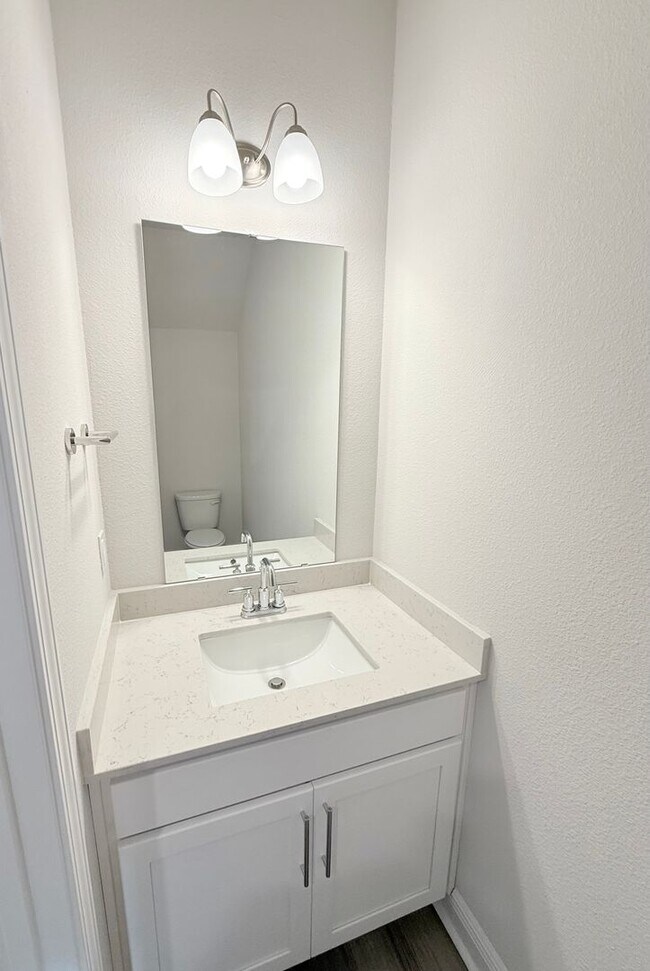 Building Photo - Coastal Townhome - Close To Beaches