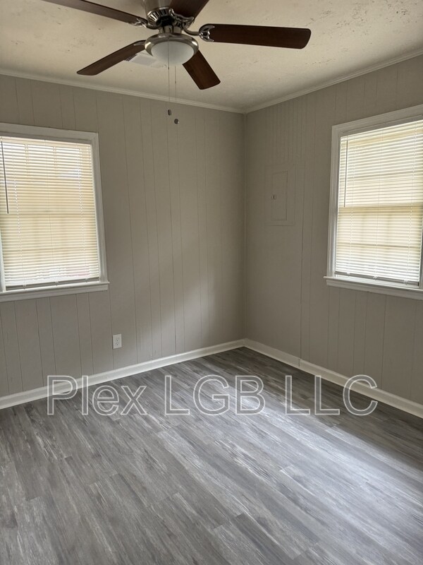 Building Photo - 100 Oak Ln