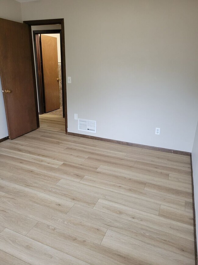 Building Photo - 735 3rd St