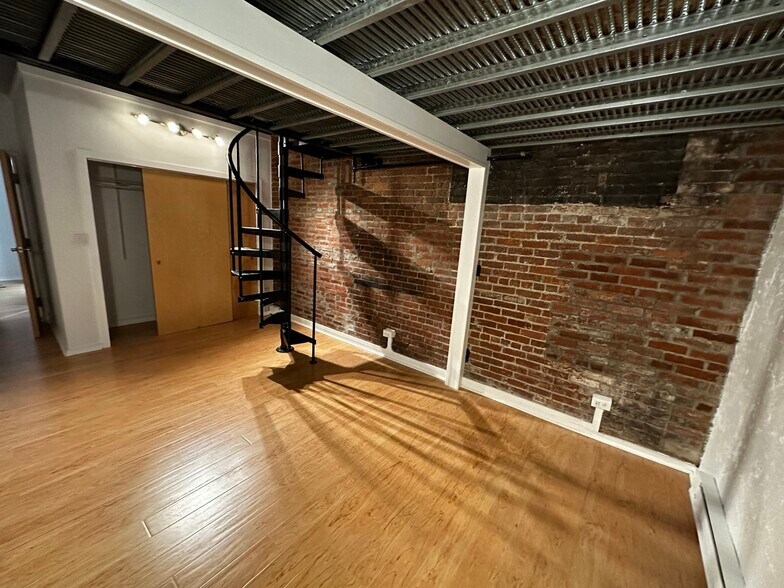 Building Photo - 254 Friend St