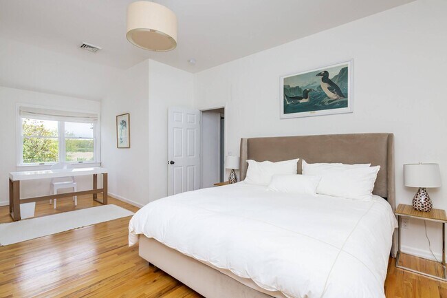 Building Photo - 869 Head of Pond Rd