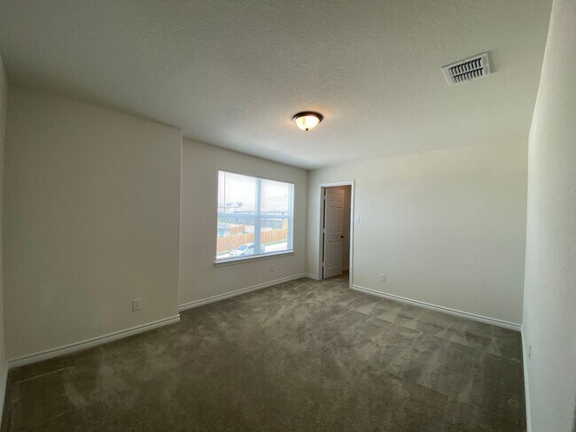 Building Photo - EDGEBROOK