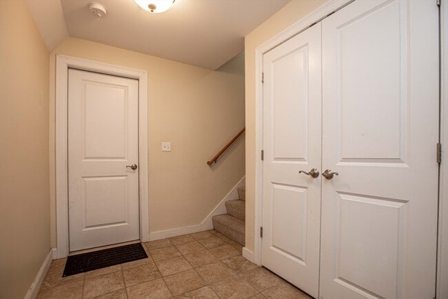 Building Photo - 8 Summer Hill Cir