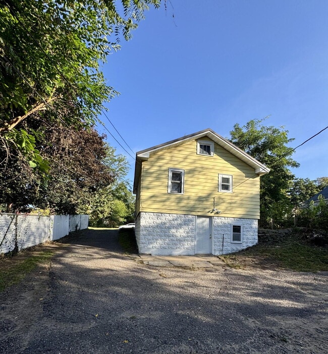 Building Photo - 2 Bedroom Home with Partially Finished Bas...