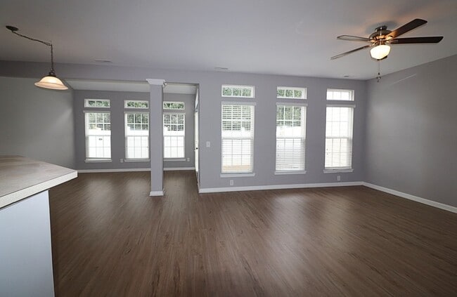 Building Photo - Great 3 Bed 2.5 bath townhome in Sunset Po...