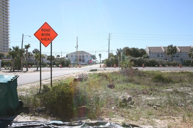 Building Photo - Beautifully updated 1 bedroom apartment within walking distance to the beach!