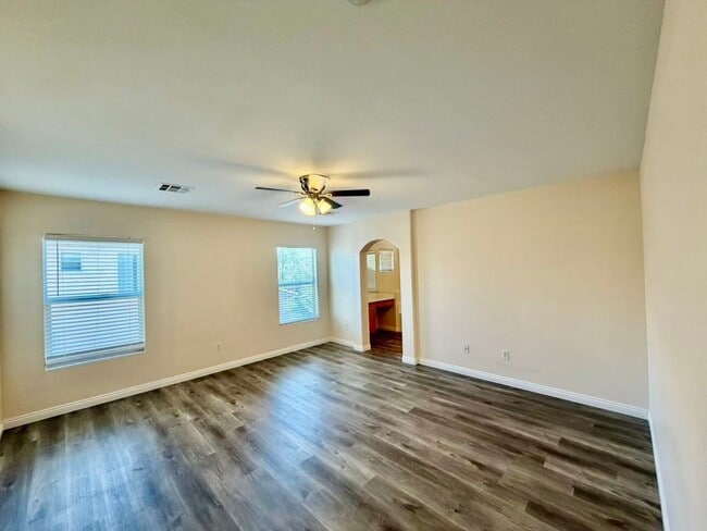 Building Photo - Well-maintained two-story home