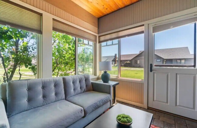 Building Photo - Stunning 4-bedroom/2-bath with pristine Mt. Views in Pine Meadow!