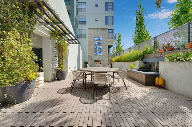 Building Photo - 355 Berry St