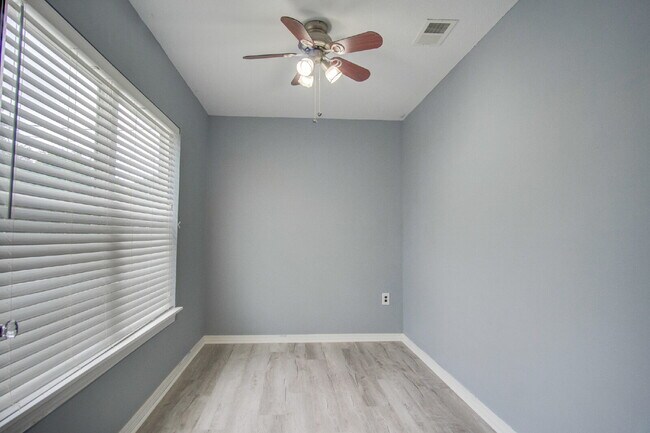 Building Photo - East Hill 3BR Home Near Bayview Park with Office, Hot Tub, Workshop & Detached Garage