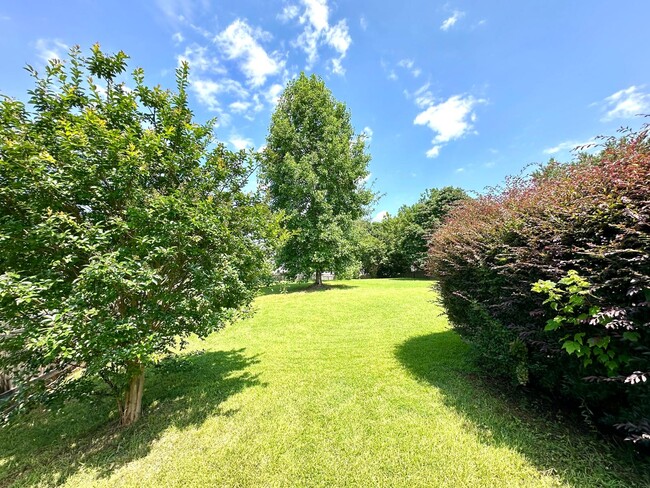 Building Photo - 4852 Knollview Dr