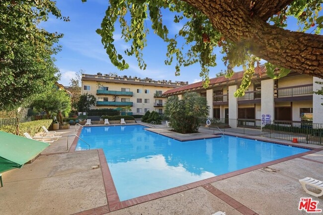 Building Photo - 5460 White Oak Ave