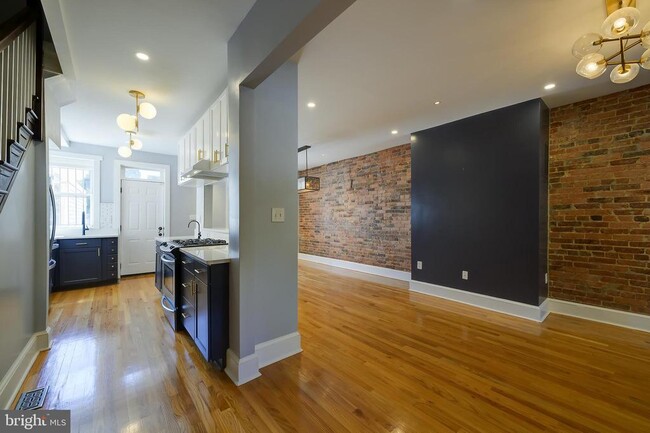 Building Photo - 1123 7th St NE