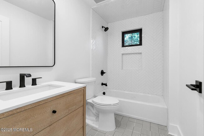 Building Photo - 516 River Rd