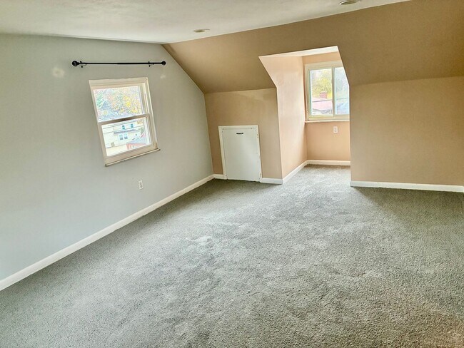 Building Photo - Charming 3/2 Home in Castle Shannon - Garage and Basement - Available NOW!