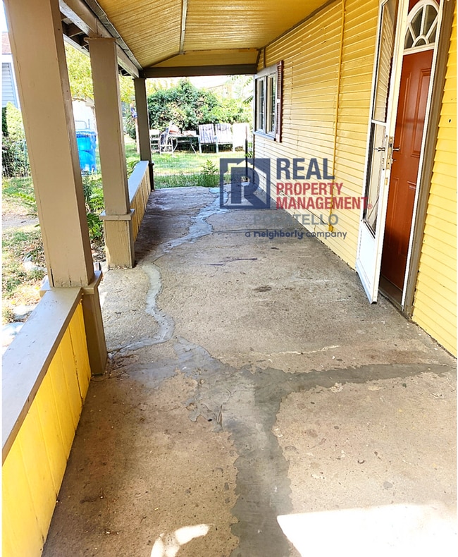 Building Photo - 3 bedroom 1 bath home - Dogs negotiable with additional fees