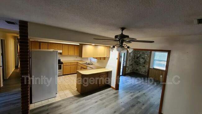 Building Photo - 105 N Edinburgh Dr