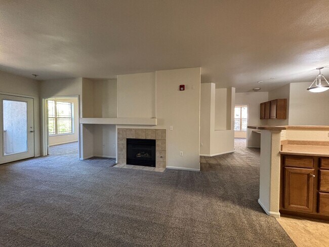 Building Photo - Large 3 bedroom condo with 2 bathrooms!