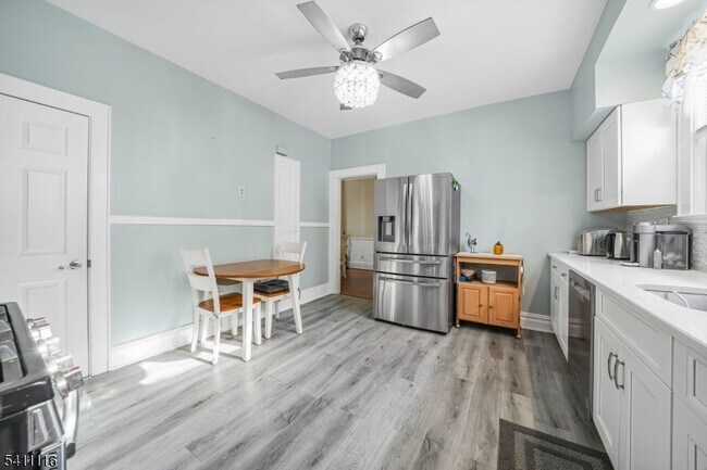 Building Photo - 416 2nd St