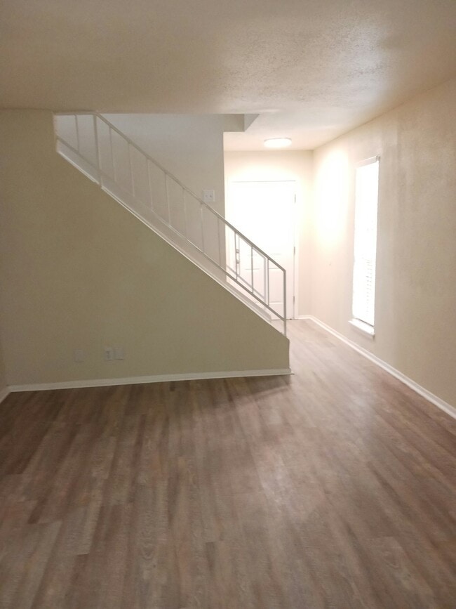 Building Photo - 801 Betsy Ross Dr