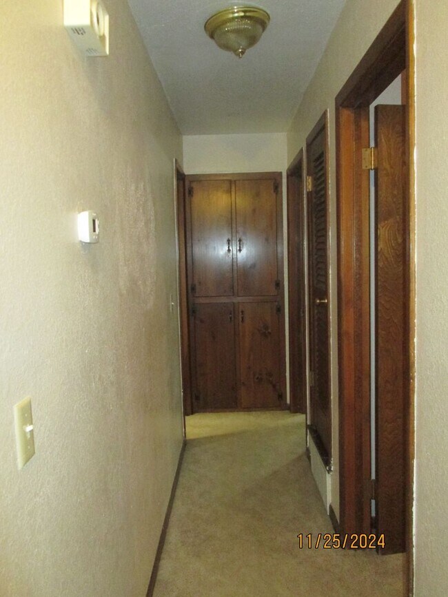 Building Photo - TRIPLEX UNIT - 2 Bedroom, 1 Bath, Carport