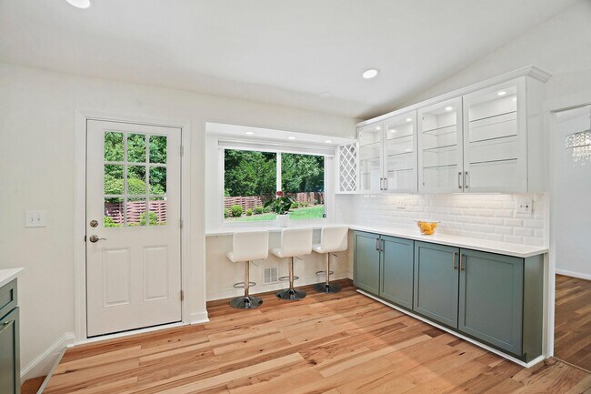 Building Photo - 6607 Lone Oak Dr