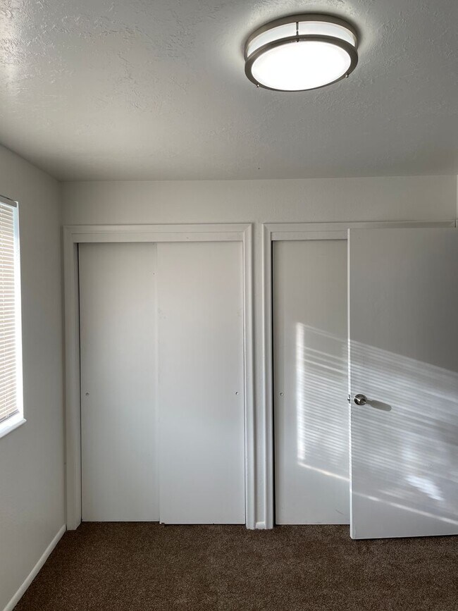 Building Photo - 3-Bedroom 1.5 Bath Twin-Home