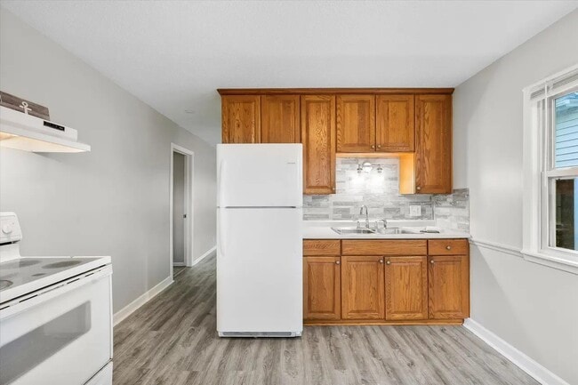 Building Photo - 928 8th Ave S