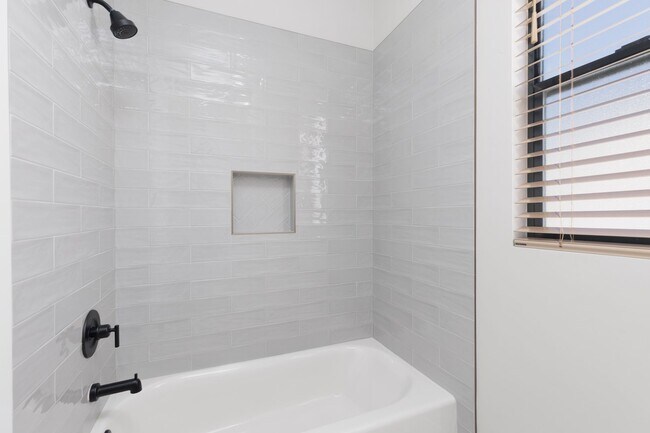 Building Photo - Gorgeous 5 bed | 3.5 bath |  Custom Home with RV Garage in Tonaquint!