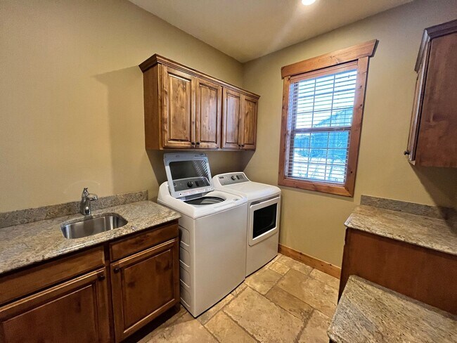 Building Photo - 3 bed, 3 bath Duplex in Driggs