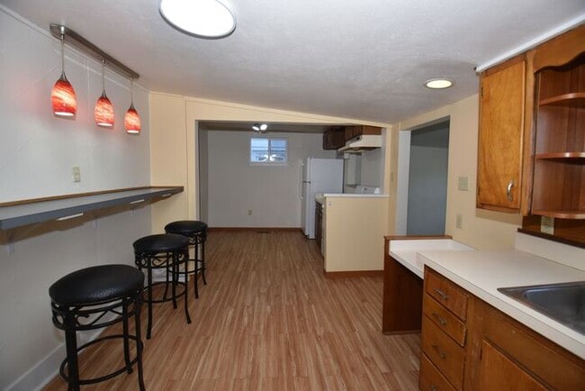 Building Photo - Close to Downtown Mishawaka- 2 bedroom duplex apartment