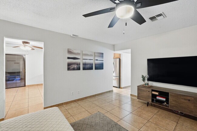 Building Photo - 8021 E Oak St