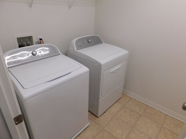 Building Photo - Beautiful 4 bed, 2.5 bath unit in Orange.