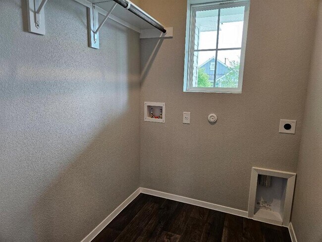 Building Photo - 118 Bluestem Dr