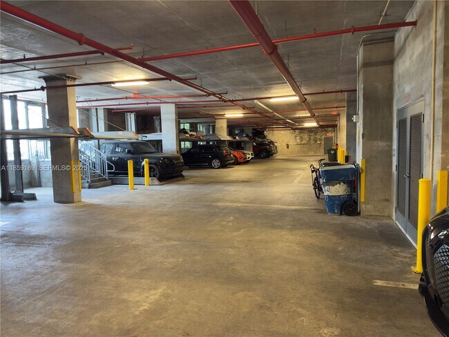 Building Photo - 9940 W Bay Harbor Dr