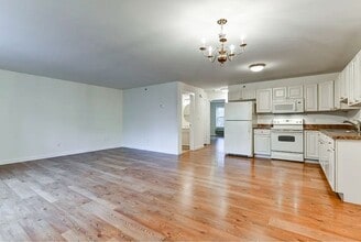 Building Photo - ***2 bedroom apartment walking distance to...
