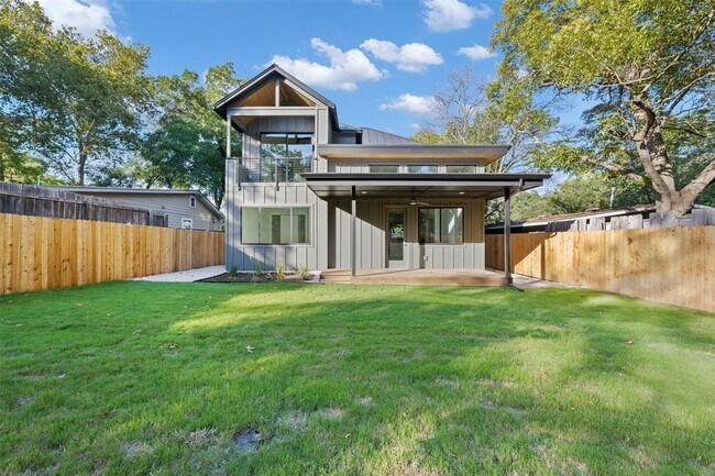 Building Photo - 407 El Paso St