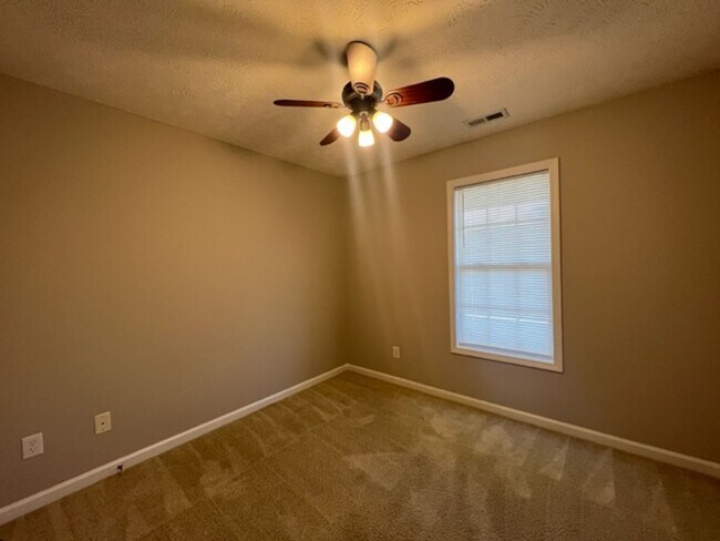 Building Photo - Beautiful 3 Bed Ranch with Fenced Backyard