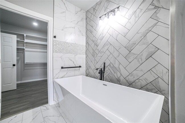 Building Photo - 4715 White Tail Ct