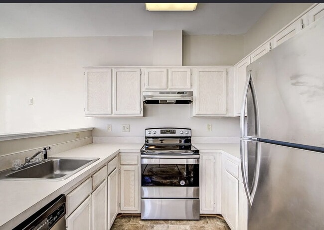 Building Photo - 4BD/3.5BA:  Spacious End Unit, Brick Townhome at the Knolls in Crofton.