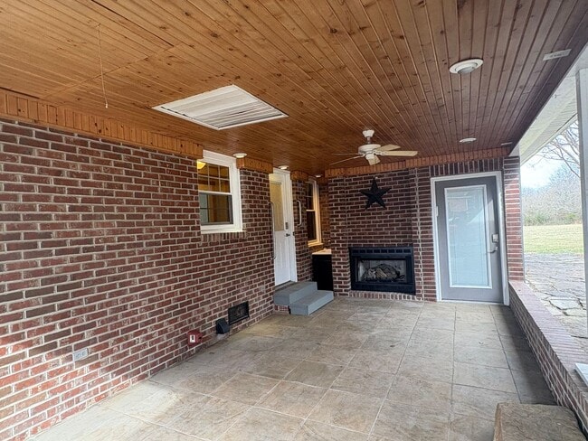 Building Photo - Charming Home Near Lakewood Golf & Country Club in Tullahoma...