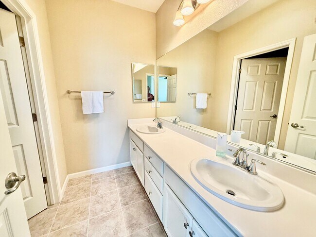 Building Photo - Great Home available immediately