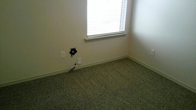 Building Photo - Immaculate Single Level Northeast Home With Refrigerated Air Located In Quiet Neighborhood