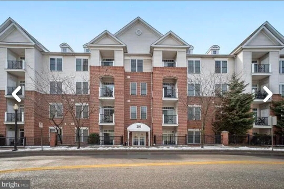 Building Photo - 200 W Elm St