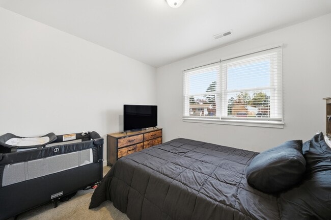 Building Photo - 913 Dandridge Dr