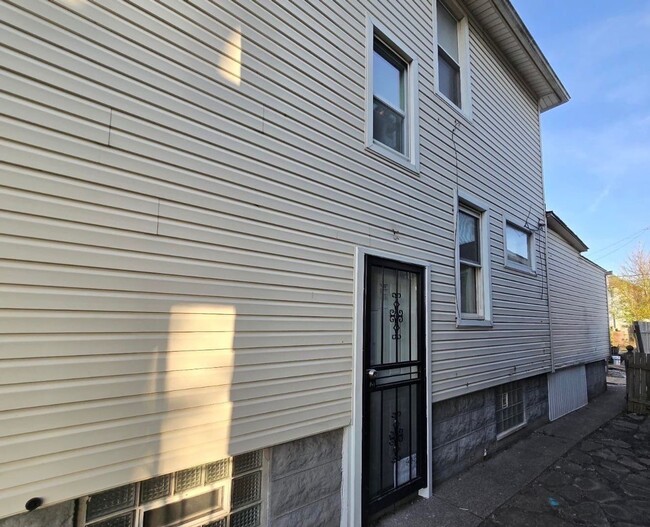 Building Photo - Renovated 3-Bedroom Home – We Welcome Sect...